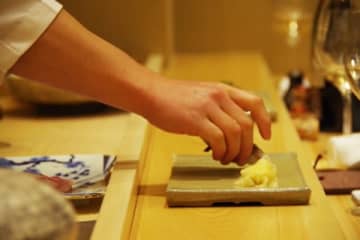 寿司店で「不快で何の味もせず」　30年経っても怒りが消えない接客を語る女性