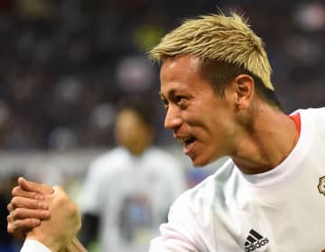 本田圭佑が長友の“鳥かご”に「これできるの佑都か池乃めだかさんかやな」