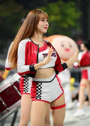 プレミア12やWBCで来日も…韓国プロ野球の人気チアガールが36歳で引退。応援団長の年下夫がSNSで発表