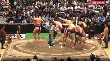 「脳がバグるw」「横綱危うし」衝撃の光景に館内どよめきと笑い 元若乃花「普通の稽古でも大変なのに…」“横綱五人掛かり”に驚き