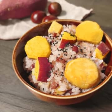 【炊く前に1本入れて】「香りも味もウソみたいに変わる」もう水だけ炊飯には戻れん！究極ご飯ワザ