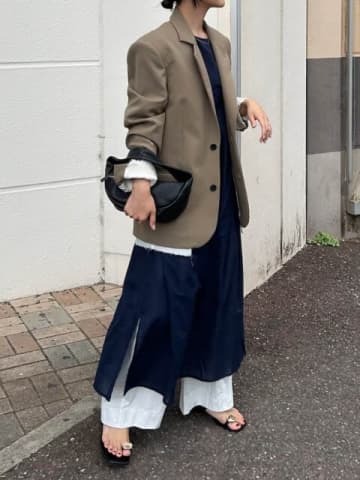 秋の即戦力♡大人女子を救う羽織るだけでサマ見えな「お役立ちジャケット」コーデ