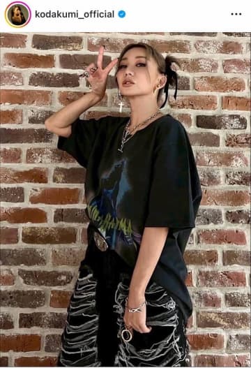 倖田來未、美腹筋あらわヘソ出しコーデでリーサル中　「腹筋やばっ！」「カッコ良すぎます」ファン熱狂