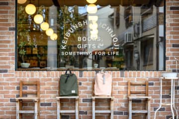 【WONDER BAGGAGE】京都・一条寺の書店「恵文社」にて10月25日(土)～11月7日(金) POP UP開催　過去に即完売した“幻のカラー”「ピンクベージュ」のリラックスバッグが10年ぶりに待望の復刻