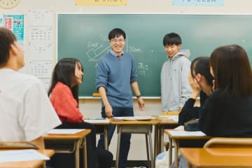 釧路市で学習塾を展開する学習塾あすなろ会が50周年を迎えるこの年に「北海道を代表する企業100選」に初選出。　2代目が、創業者である父の意思を継ぎ、100年企業を目指す。