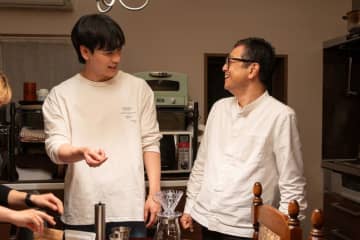豆原一成（JO1）がコーヒーを淹れる、市毛良枝とのW主演映画メイキング公開