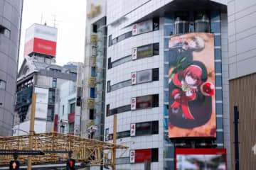 アニメ『味方が弱すぎて補助魔法に徹していた宮廷魔法師、追放されて最強を目指す』デジタルサイネージ広告が渋谷にて放映中