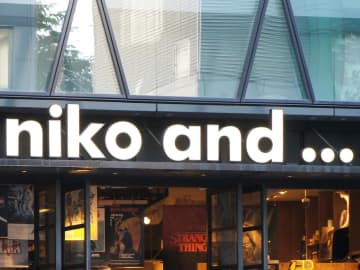 大人カジュアルなら【niko and ...】スタッフさんを追いかけて！「主役級トップス」