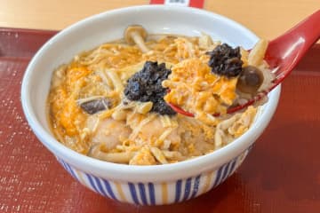 なか卯「黒トリュフ薫る きのこ親子丼」を食べてみた。めっちゃ黒トリュフを感じる贅沢丼です！