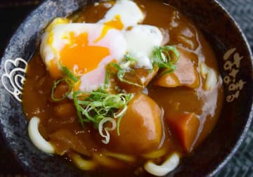 【はなまるうどん】公認アレンジに感動！和風でマイルドな「カレーうどん」実食レビュー