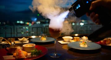 【新浦安】「夜景×美食×飲み放題♡」スモークのライブパフォーマンスやトローリチーズの演出にも感激♪最上階22階で叶える非日常の「夜色プラン」を体験してきました！