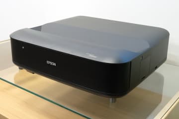 エプソン、「Sound by Bose」スピーカー搭載の4K超短焦点プロジェクター「EH-LS670」