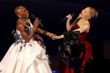 アリアナ・グランデ、シンシア・エリヴォとの3年前の「Popular」リハーサル映像を公開
