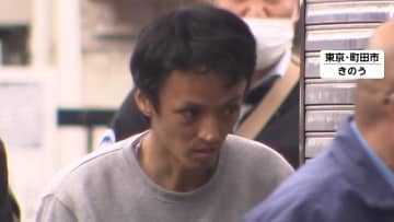 両手に買い物袋持つ被害女性の後ろを歩く容疑者の姿…カバンから出した物を再びしまう様子も　町田・76歳女性刺殺