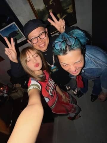 G-DRAGON、BLACKPINK リサの姿も！仲睦まじいセルフショットが話題に