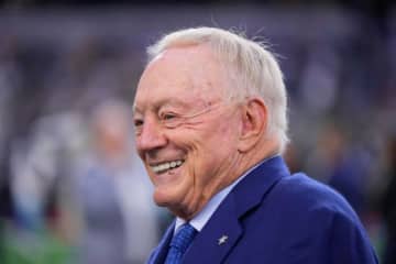 NFLがジェッツ戦で不適切なジェスチャーをしたカウボーイズオーナーに罰金処分