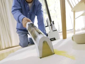 シャーク、こぼした液体を吸えるハンディ掃除機、しつこいシミにも
