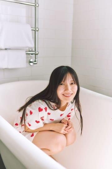 日向坂46・河田陽菜2nd写真集『テイクオフ』、“おひな”のキス顔ショット公開