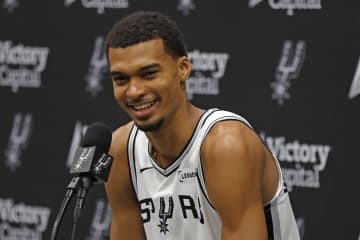 ウェンバンヤマ主導で誕生！NBA初のウルトラス集団『スパーズ・ジャッカルズ』が始動＜DUNKSHOOT＞