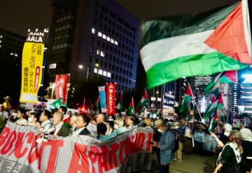 「イスラエルに制裁を」「パレスチナ解放」。ジェノサイドに抗議、パレスチナ連帯デモ　東京