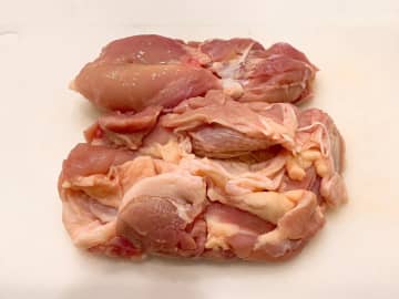 簡単なのに破壊力抜群！　鶏もも肉500gをめんつゆで漬けたら…【ドカ食いダイスキ！ もちづきさん】