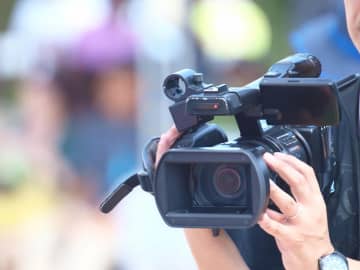 プレーヤー気取る政治部記者たち　高市会見待ちながら「支持率下げてやる」...中継で流れて大ヒンシュク