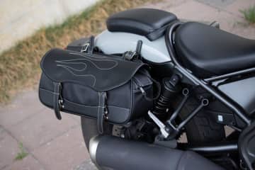 人気のファイヤーデザインで登場　デグナーがマフラー側サドルバッグ発売