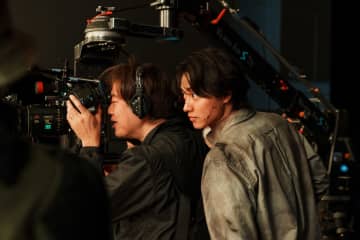 Netflixシリーズ『今際の国のアリス』　笑顔のオフショット写真と“げぇむ”の撮影現場の映像が公開！