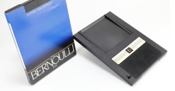 Iomega社初の製品、ベルヌーイ効果を利用した8インチ磁気ディスク「Bernoulli Disk」（10～20MB、1982年頃～）：ロストメモリーズ File013（再掲）