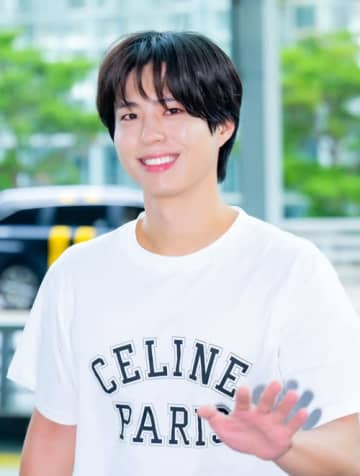 俳優パク・ボゴム、ポルトガルで収録された韓国音楽番組の単独MCに！豪華ラインナップにも注目