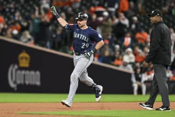 【ＭＬＢ】マリナーズが２４年ぶりリーグＶ決定戦進出王手　６０発ローリーが９回にダメ押し２ラン