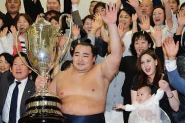 【鶴竜力三郎連載＃17】「ありのままの鶴竜で」と思えるようになって、１５年秋場所に横綱として初優勝