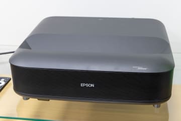 エプソン、BOSEサウンド搭載の4K超短焦点プロジェクタ。Netflixも視聴可
