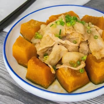 【かぼちゃと豚バラ肉で試してみて】「家族が大喜び！」「秋に100回は作りそう」フライパンで煮るだけの簡単おかずレシピ