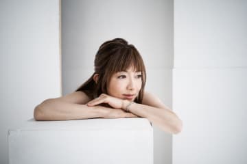 山中千尋、新作からボサ・ノヴァの名曲を先行リリース＆新アーティスト写真も公開
