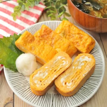 「もう、毎日卵焼きでいい」「お弁当に入ってたら無双」砂糖の代わりに入れてみて♪一瞬でトリコになる卵焼きの簡単レシピ