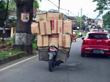 バイクに荷物を積みすぎると違反に!? ツーリング前に必ず確認すべき積載ルール