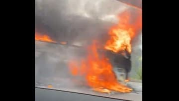 北陸自動車道でマイクロバスが炎上　下り線の小矢部IC～砺波IC間が一時通行止め