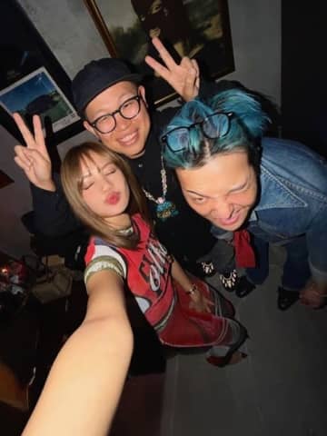 G-DRAGON（BIGBANG）とリサ（BLACKPINK）、YGの“先輩後輩”が再会！超大物の交流が話題【PHOTO】