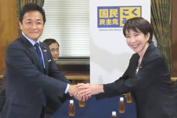 自民・高市総裁が野党あいさつ回りで国民民主・玉木氏とがっちり握手　榛葉氏は安住氏と会談