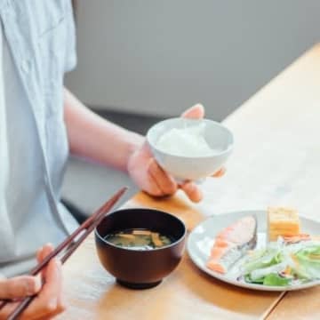 「喉に魚の骨が刺さった」ご飯を飲み込んだら咽後膿瘍に…正しい対処と受診のタイミング