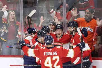 パンサーズが白星発進　NHL開幕、3連覇狙う