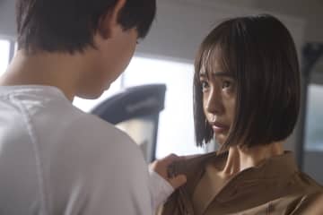 【想像以上のドロドロ愛憎劇がスタート】安定志向の真面目な人妻・莉沙(井桁弘恵)が、美青年パーソナルトレーナー・涼(豊田裕大)と禁断の関係に…