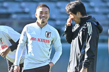 「俺だったらサッカーやめるわ」長友佑都の“股抜きヒール”に名波浩コーチが反応。報道陣の笑いを誘ったふたりのやり取り【日本代表】
