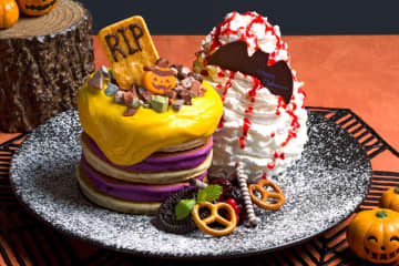 エッグスンシングス「ハロウィンナイトパンケーキ」濃厚かぼちゃクリーム×紫芋のふわもち生地