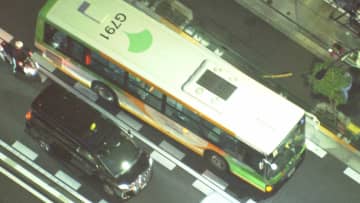 鉄骨が都バスの窓に落下し乗客女性3人がケガ…10階建て新築マンション工事中のクレーンから落下　東京・江東区