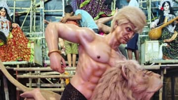 ヒンドゥー教の女神が「悪魔」のトランプ大統領を退治、米印の現状を象徴する祭りに