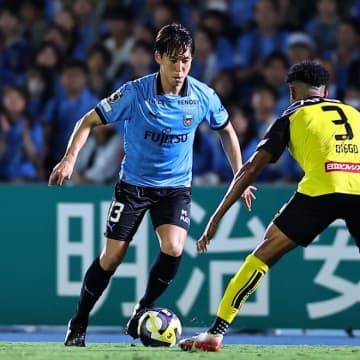 開始２分、川崎にアクシデント。走り出した三浦颯太が急ストップ。左太ももを痛めたか。担架に運ばれてピッチを後に
