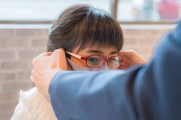 子どもの50人に1人が弱視。早期発見して、就学までに視力を育てることの大切さとは？～診察室からの報告～【小児眼科医】