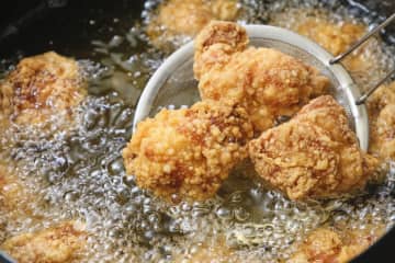【入場無料・中津からあげ祭り in 福岡天神】本場の味を食べ比べ！特産品の販売や抽選会も
